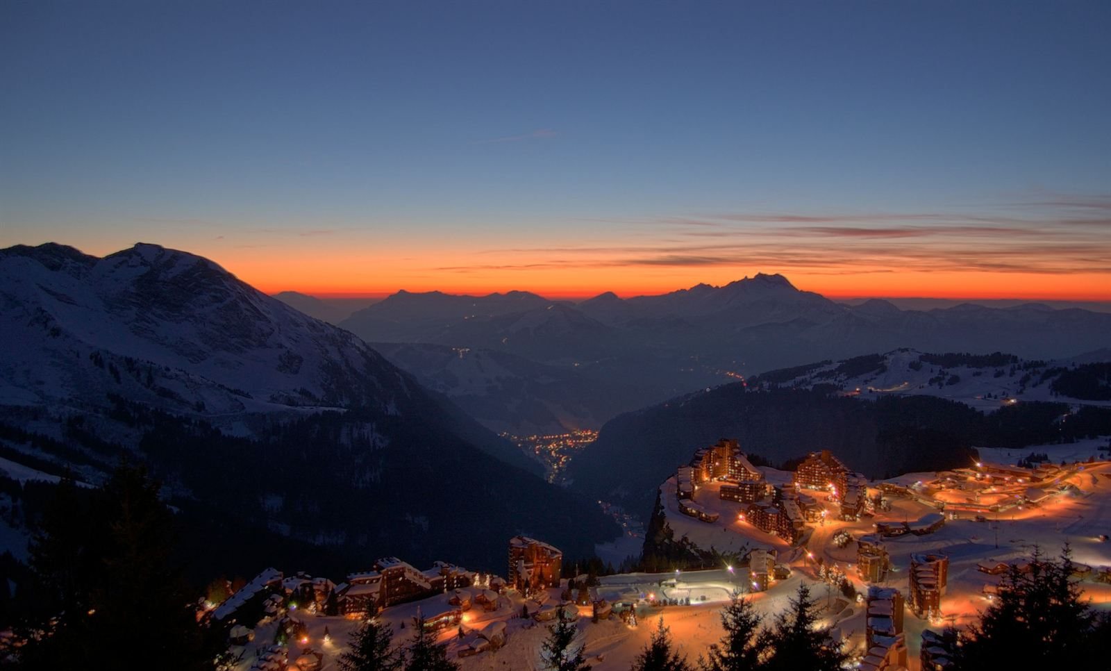 Avoriaz au crépuscule, vue sur la vallée