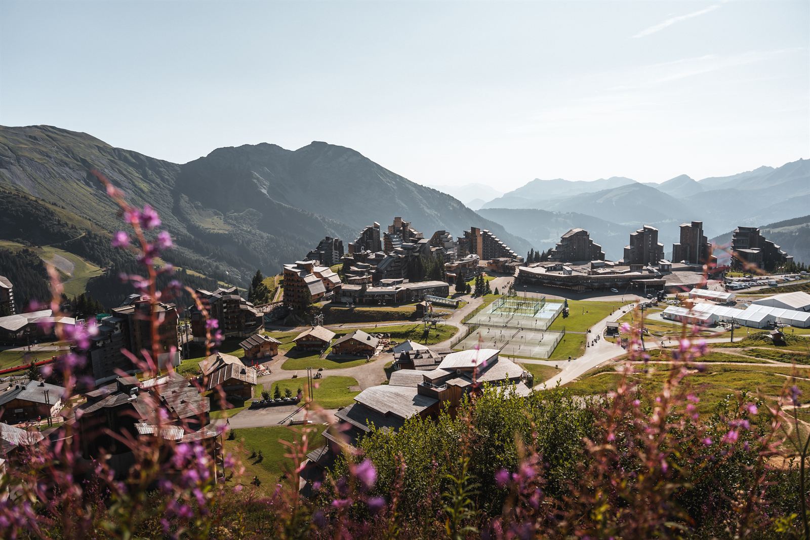 Avoriaz 1800 en été, vue sur la station et les Portes du Soleil