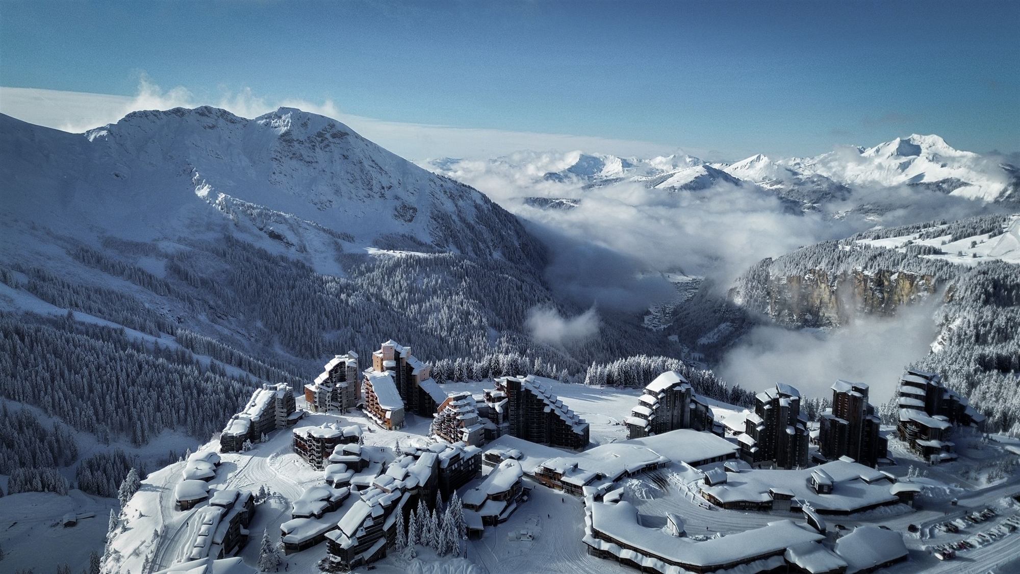 Vue aérienne d'Avoriaz 1800 sous la neige, mer de nuages sur la vallée
