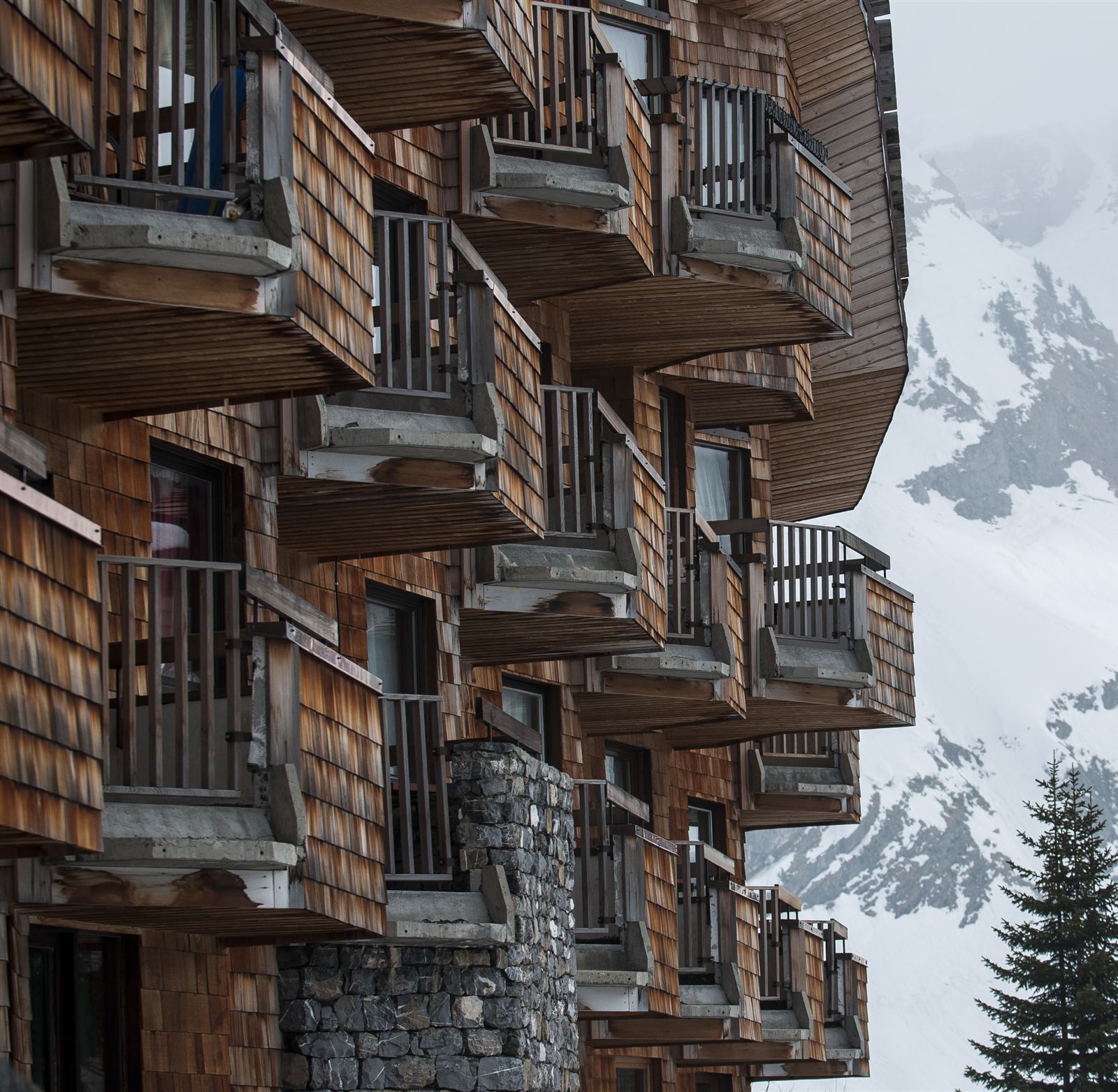Balcons en bardeaux de bois typiques d'Avoriaz, façade accrochée à la montagne