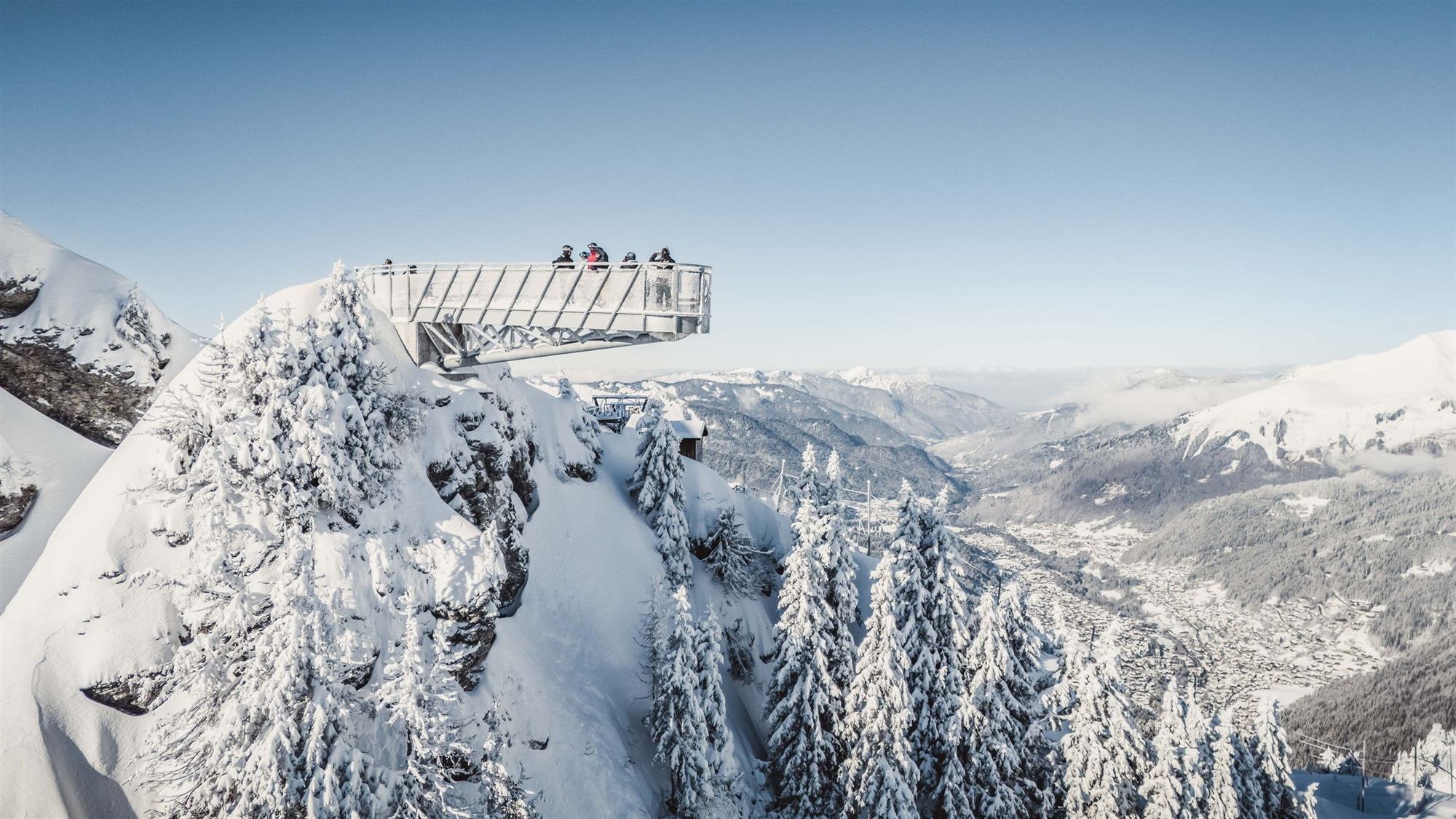 Morzine, Pas de l'Aigle, chalets éclairés sous la neige à la tombée de la nuit