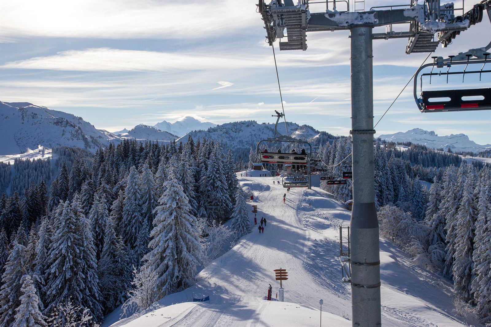 Domaine skiable de Morzine, télésiège et pistes au soleil